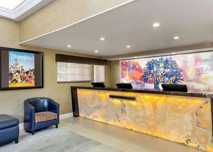 Best Western Plus Raffles Inn&Suites